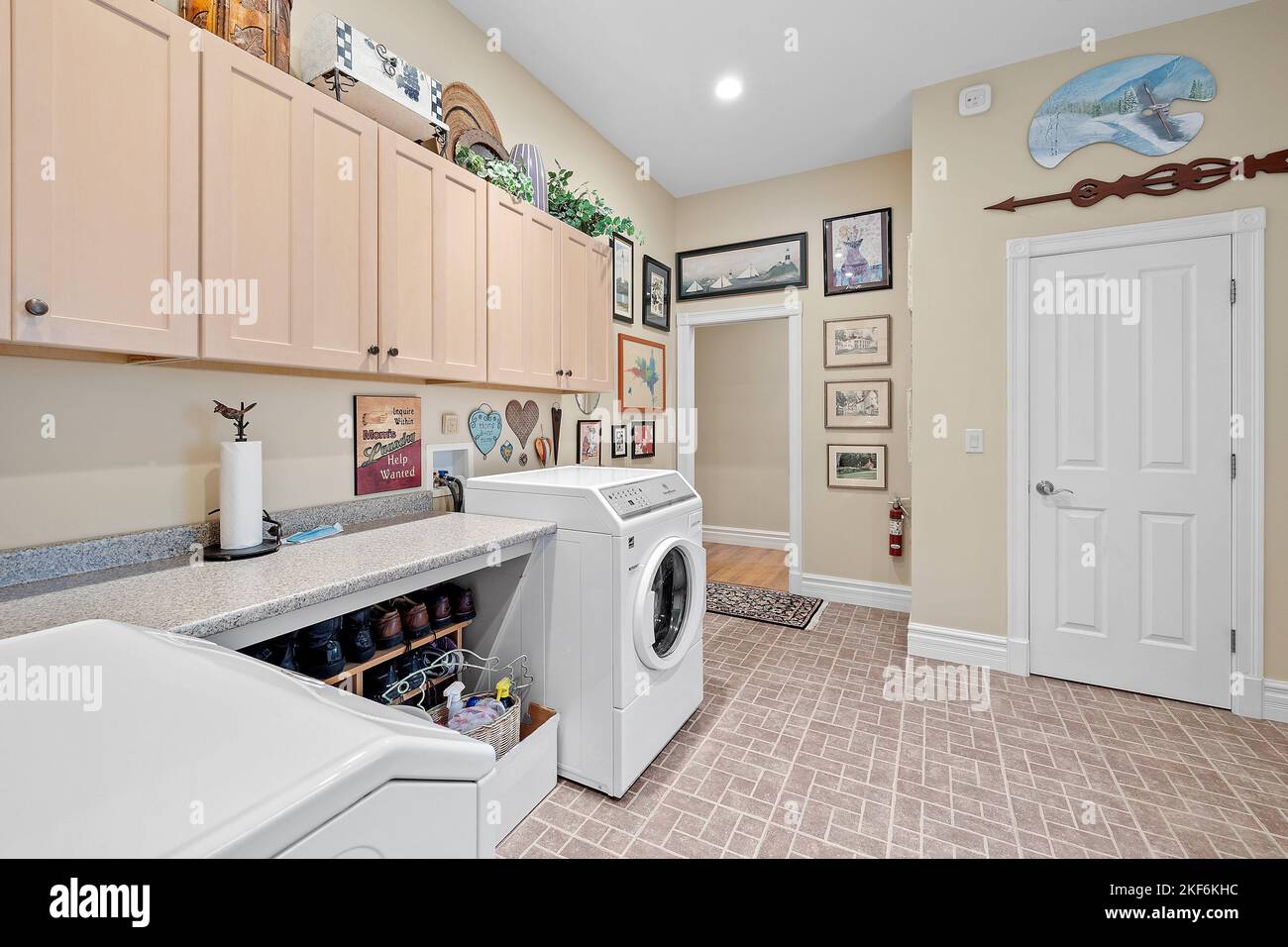 Ein Innenraum mit geräumiger Waschküche Stockfoto
