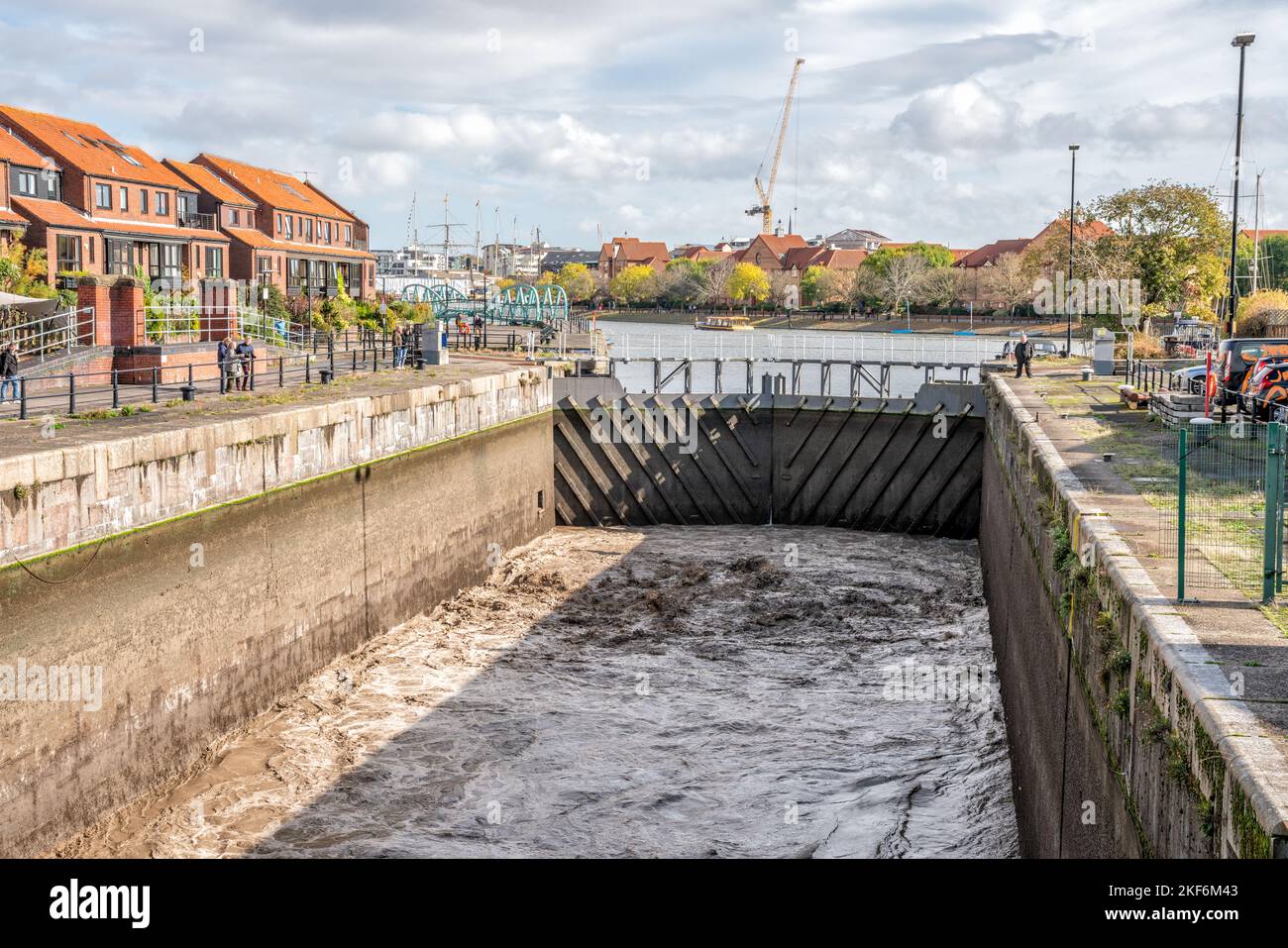 Schlick aus der Junction Lock und dem Cumberland Basin in Bristol Docks, Bristol, Vereinigtes Königreich Stockfoto