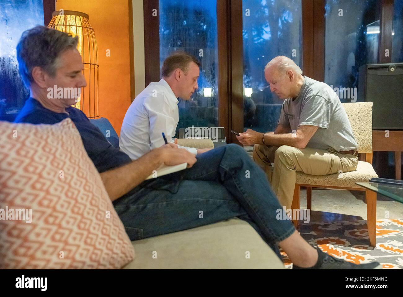 Nusa Dua, Indonesisch. 15.. November 2022. Nusa Dua, Indonesisch. 15. November 2022. US-Präsident Joe Biden, rechts, der Nationale Sicherheitsberater Jake Sullivan, Mitte, und Außenminister Tony Blinken halten eine Telefonkonferenz mit dem polnischen Präsidenten Andrzej Duda ab, nachdem berichtet wurde, dass eine russische Rakete während des Gipfels G20 am 15. November 2022 in Bali, Indonesien, innerhalb Polens eingeschossen wurde. Bild: Adam Schultz/White House Photo/Alamy Live News Stockfoto