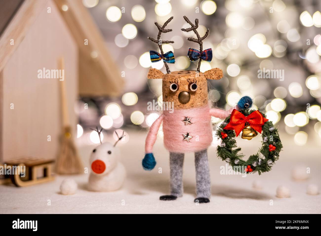 Kreatives Weihnachtskonzept Kreatives Winterkonzept Festliche Korken Cork Deers Concept Cork Deer Figurenkonzept Gemütliche Weihnachtslichter Stockfoto