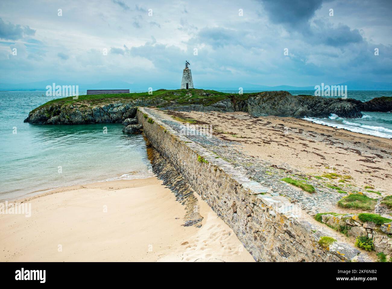 Little Lighthouse Llanddwyn Island Anglesey an einem launischen Wettertag Stockfoto