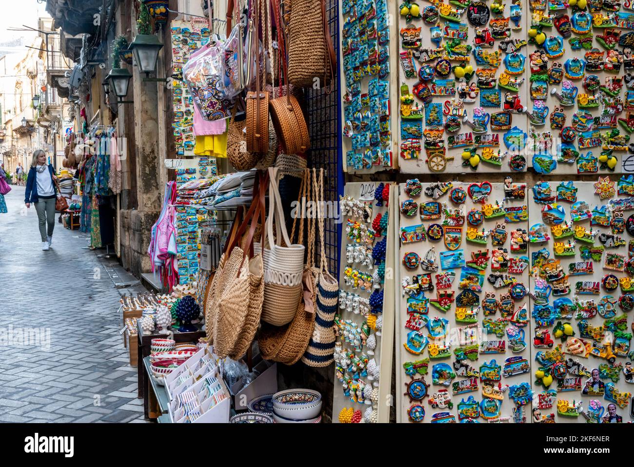 Bunte Souvenirs zum Verkauf in Einem Geschäft in Ortigia, Syrakus (Siracusa), Sizilien, Italien. Stockfoto