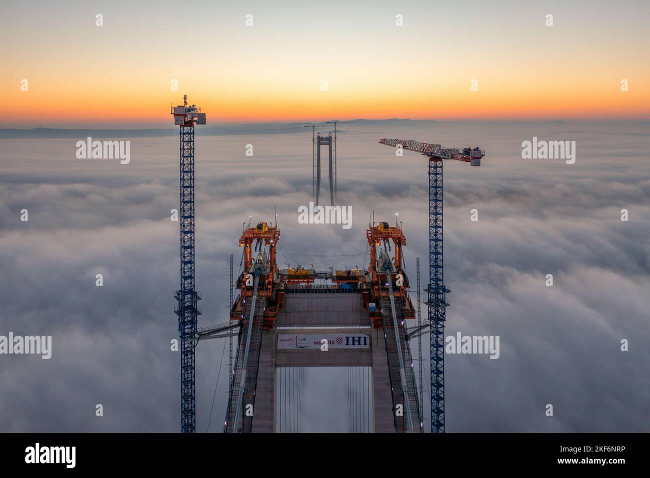 Braila, Rumänien - 13. November 2022: Japonesisches Unternehmen IHI Webuild baut die Brücke über die Donau in der Nähe von Braila City in Rumänien. Panoramaantenne Stockfoto