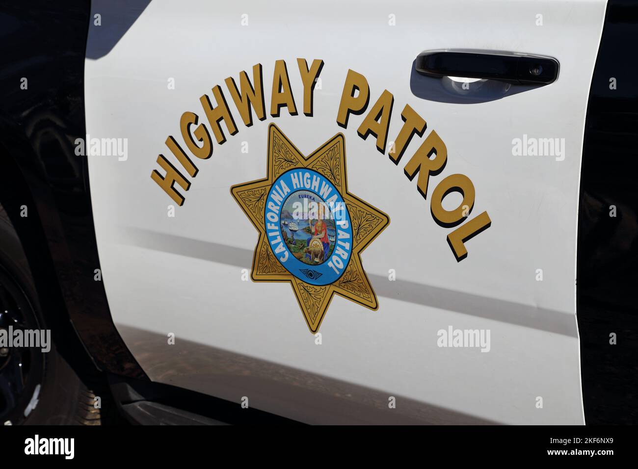 Los Angeles, CA / USA - 12. November 2022: Das California Highway Patrol Eureka-Logo wird auf der Seite eines Polizeifahrzeugs angezeigt. Stockfoto