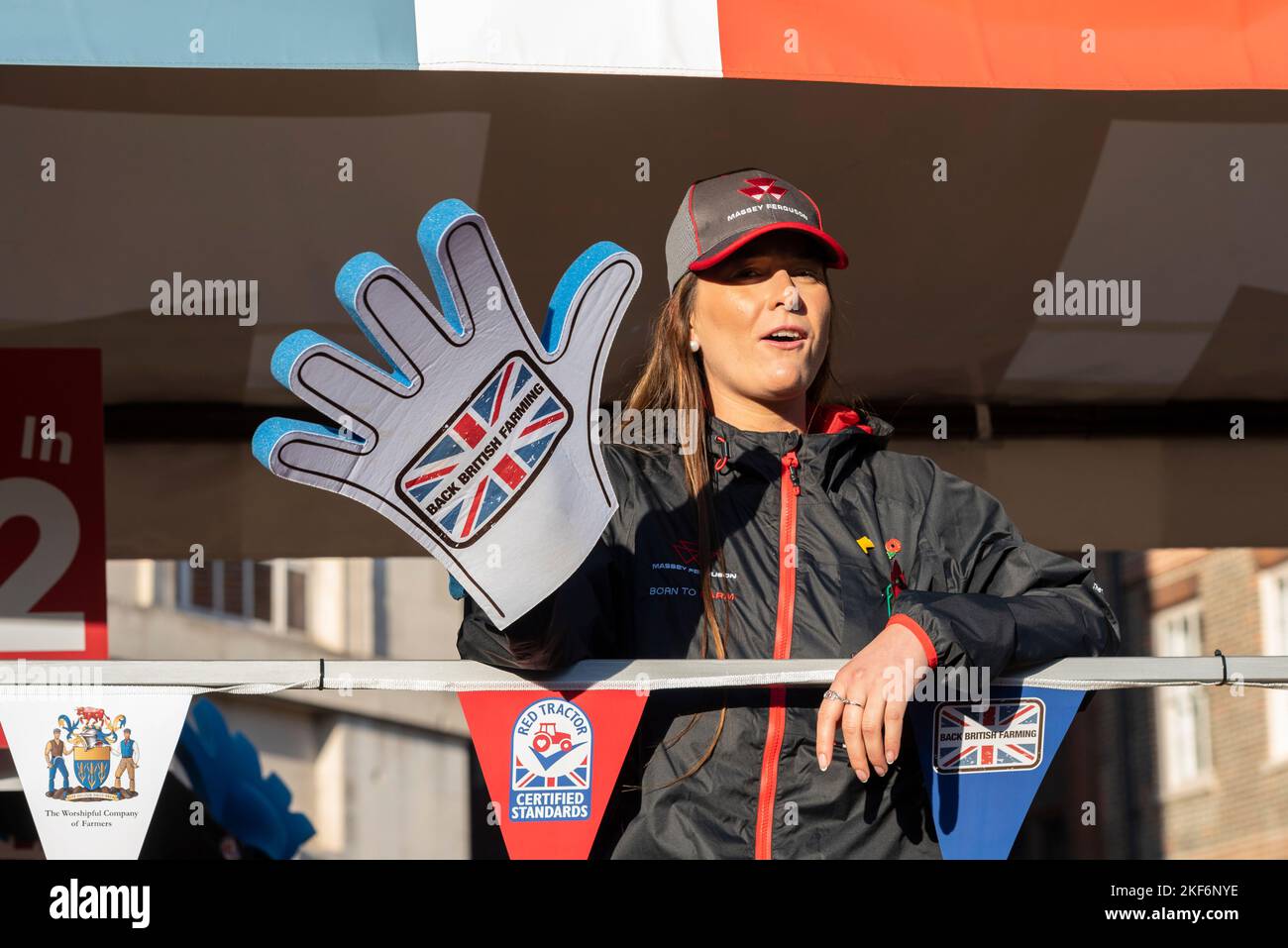 Die worshipful Company of Farmers bei der Lord Mayor's Show Parade in der City of London, Großbritannien. Back British Farming. Zertifizierte Standards für Red Tractor Stockfoto