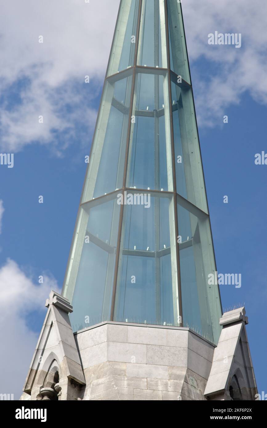 Die alte St. James's Kirche gehört heute zur Pearse Lyons Distillery und ist eine Touristenattraktion in Dublin, Irland. Eine Glasplatte. Stockfoto