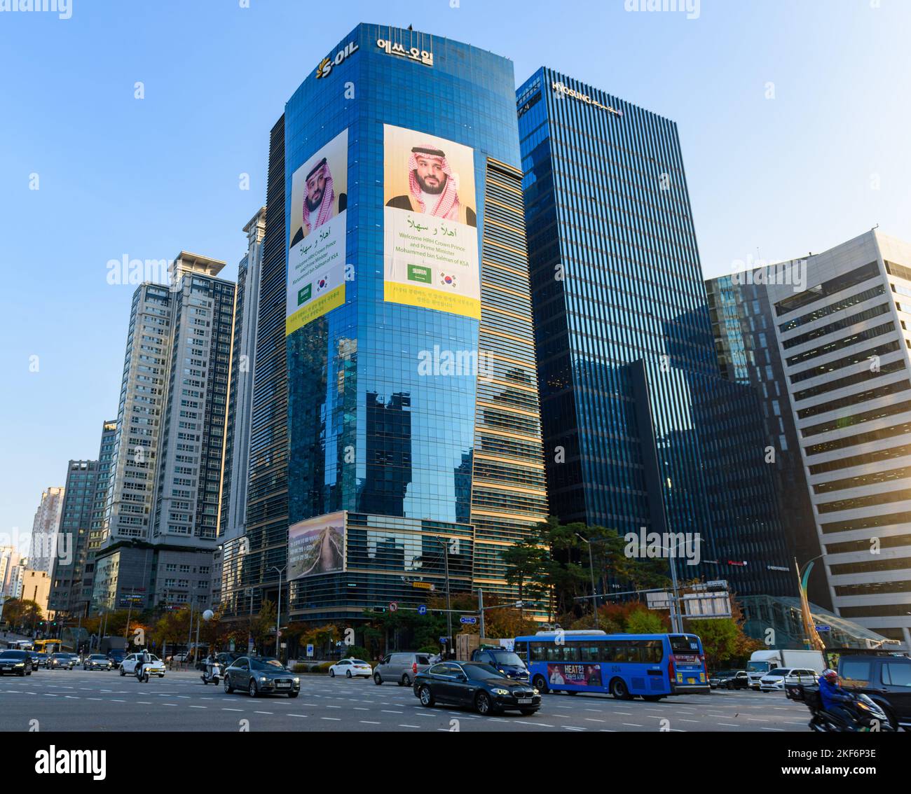 Seoul, Südkorea. 16.. November 2022. Die S-Oil-Werbung, in der der Besuch des Saudi-arabischen Kronprinzen Mohammed bin Salman in Südkorea begrüßt wird, hängt an der Außenwand des Hauptquartiers des Ölraffiners in Seoul im Besitz des Aramco. Einen Tag vor seinem Besuch in Seoul, um sich mit den Leitern der führenden südkoreanischen Konglomerate im Zusammenhang mit Bauprojekten in Neom, einem saudischen Smart-City-Projekt, das vom Kronprinzen betreut wird, zu treffen. (Bild: © Kim Jae-Hwan/SOPA Images via ZUMA Press Wire) Stockfoto