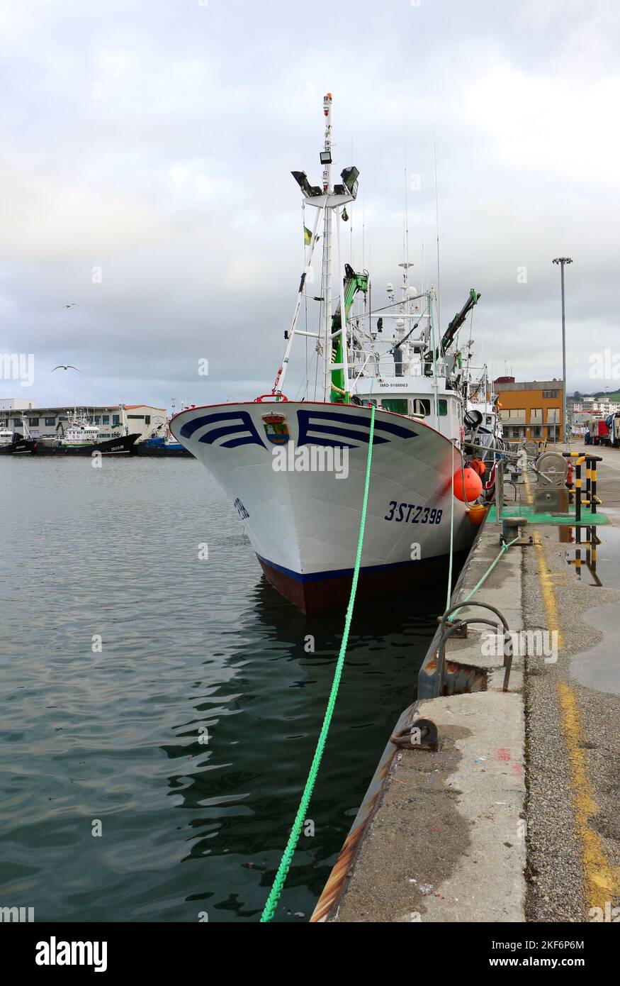 Fisihing Schiff SAN ROQUE DIVINO vor Anker im Hafen Colindres Cantabria Spanien Stockfoto
