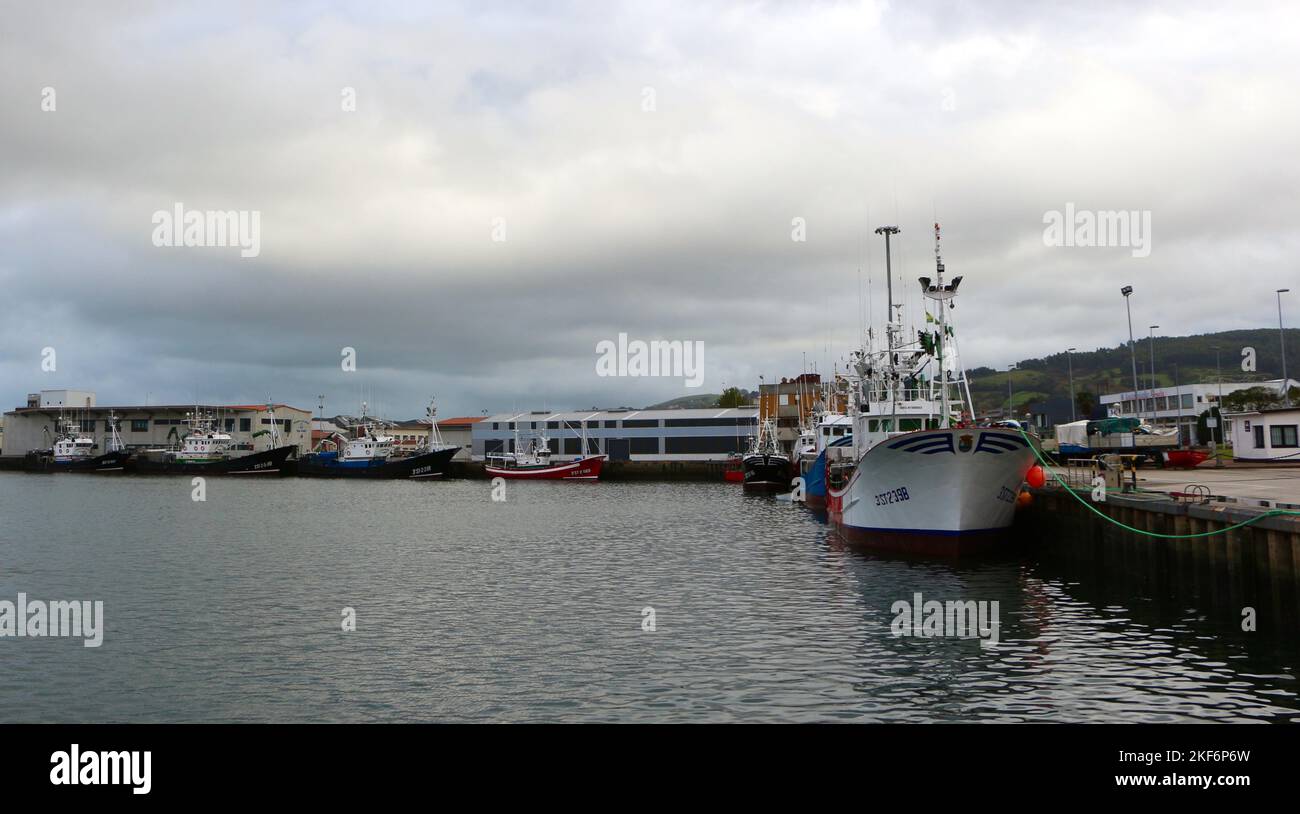 Fischereifahrzeug SAN ROQUE DIVINO und andere Trawler, die im Hafen Colindres Cantabria Spanien festgemacht sind Stockfoto