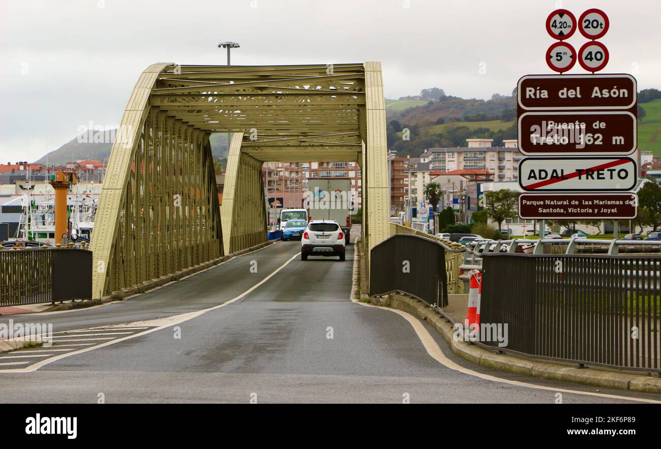 Die Stahlschwingenbrücke und Bogensehne-Bogenbrücke Ría de Limpias Colindres Cantabria Spanien Stockfoto