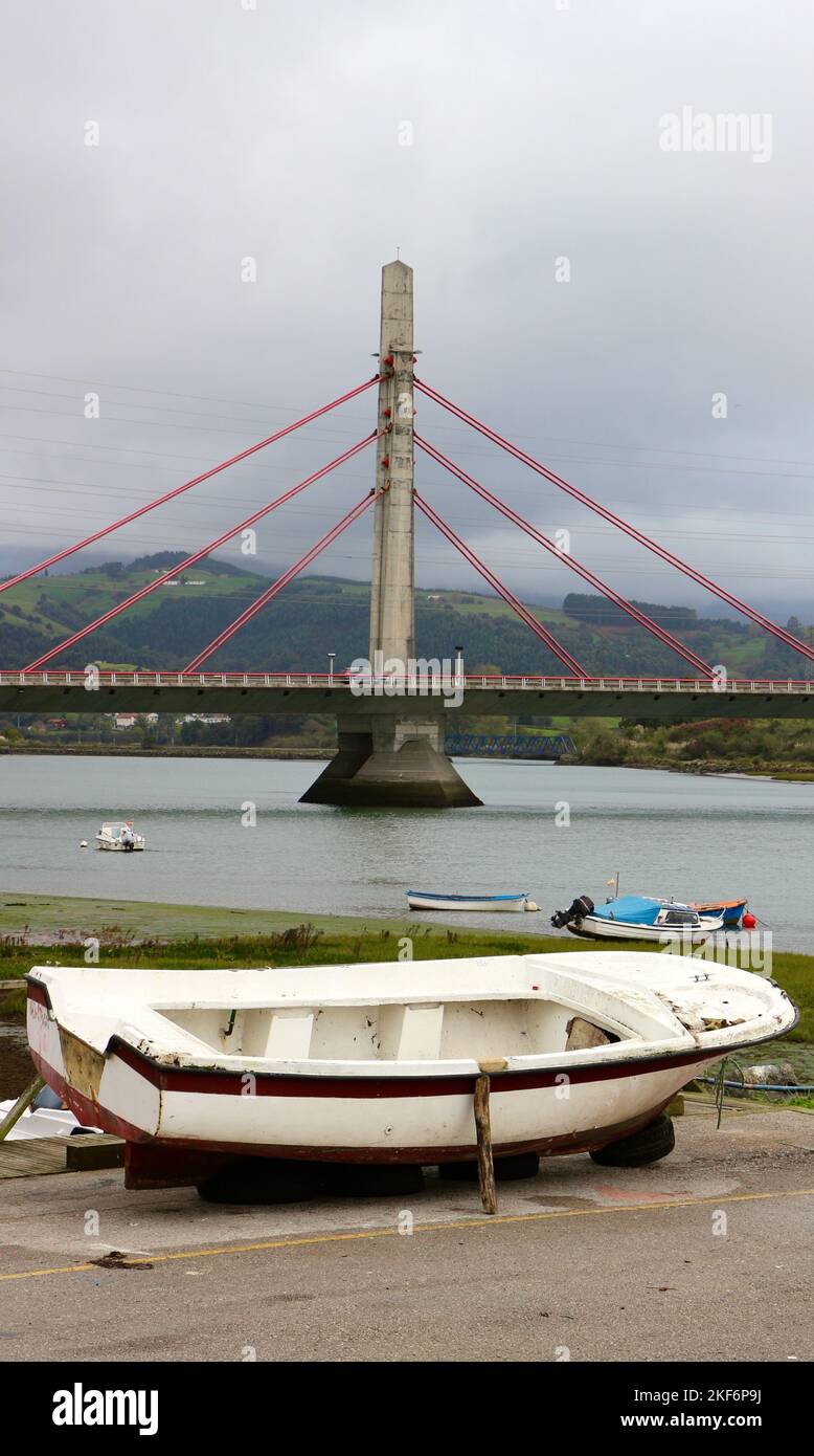 Viadukt-Kabelbrücke A-8 über die Mündung des Flusses Aso, die 1993 von Alatec, S.A. Colindres Cantabria Spanien gebaut wurde Stockfoto