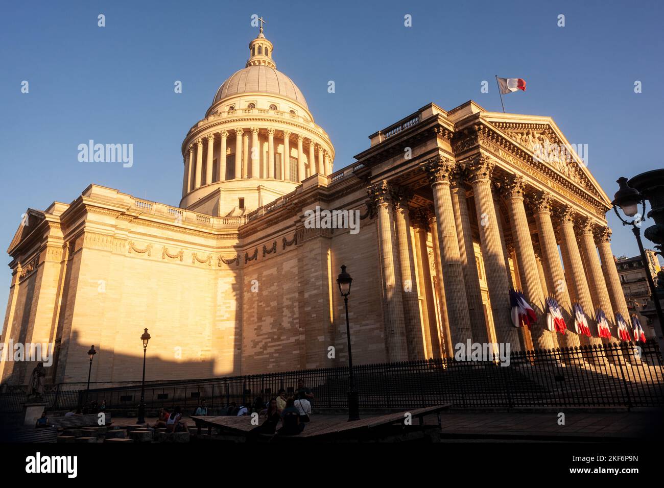 Paris, Frankreich - 16. Juli 2022: Blick auf das Pantheon-Gebäude in Paris an einem sonnigen Tag, Sonnenuntergang. Frankreich Stockfoto