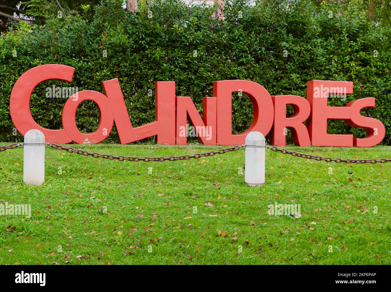 Colindres-Städtename in großen roten Buchstaben in einem Park in Kantabrien Spanien Stockfoto