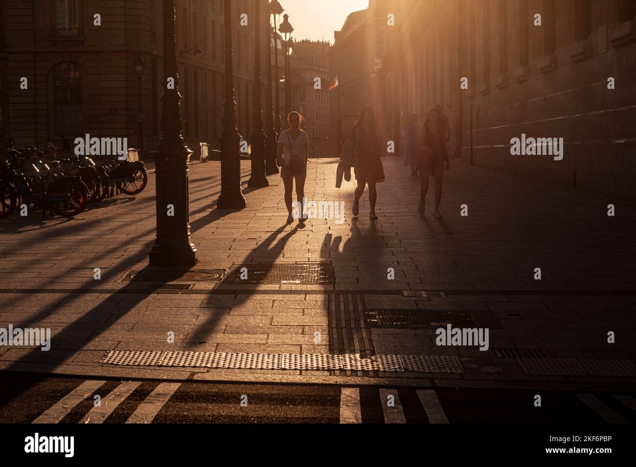 Paris, Frankreich - 16. Juli 2022: Pariser Straße Szene von nicht erkennbaren Menschen, die bei Sonnenuntergang spazieren gehen Stockfoto