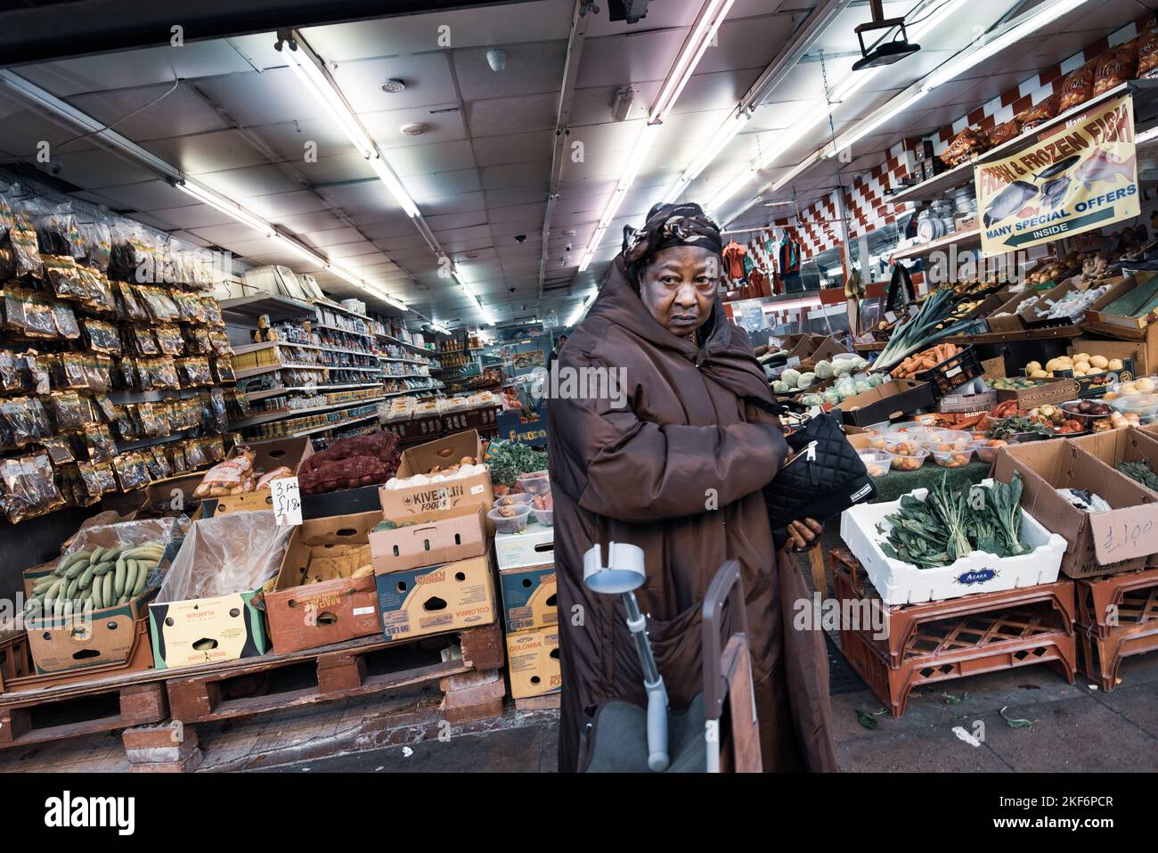 Afro caribbean Woman Shopping in Peckham, einem Bezirk im Südosten von London, England, Großbritannien Stockfoto