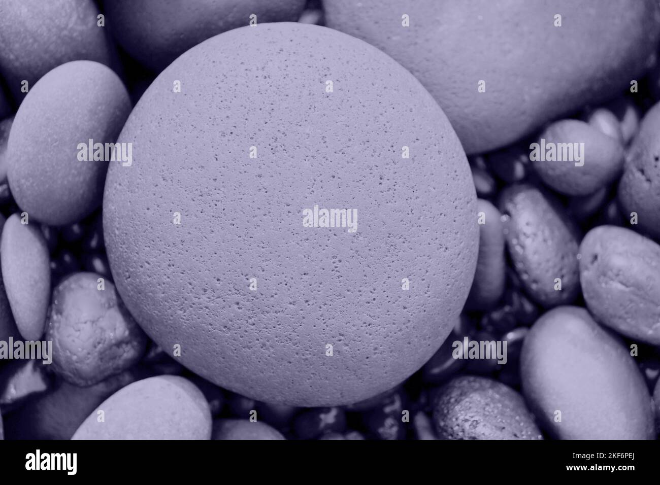 Digital Lavendel Farbe des Jahres 2023. Kieselsteine am Strand. Foto ist von 2023 trendigen Farben getönt. Stockfoto