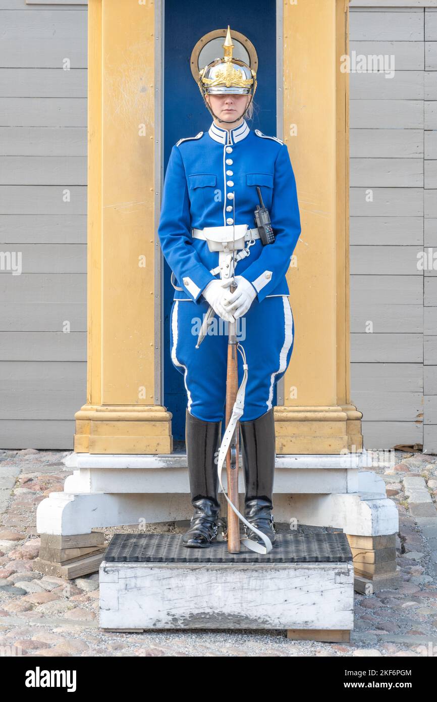 STOCKHOLM, SCHWEDEN - 10. JUNI 2022: Weibliche Kaisergarde im Königspalast in Stockholm, Schweden Stockfoto