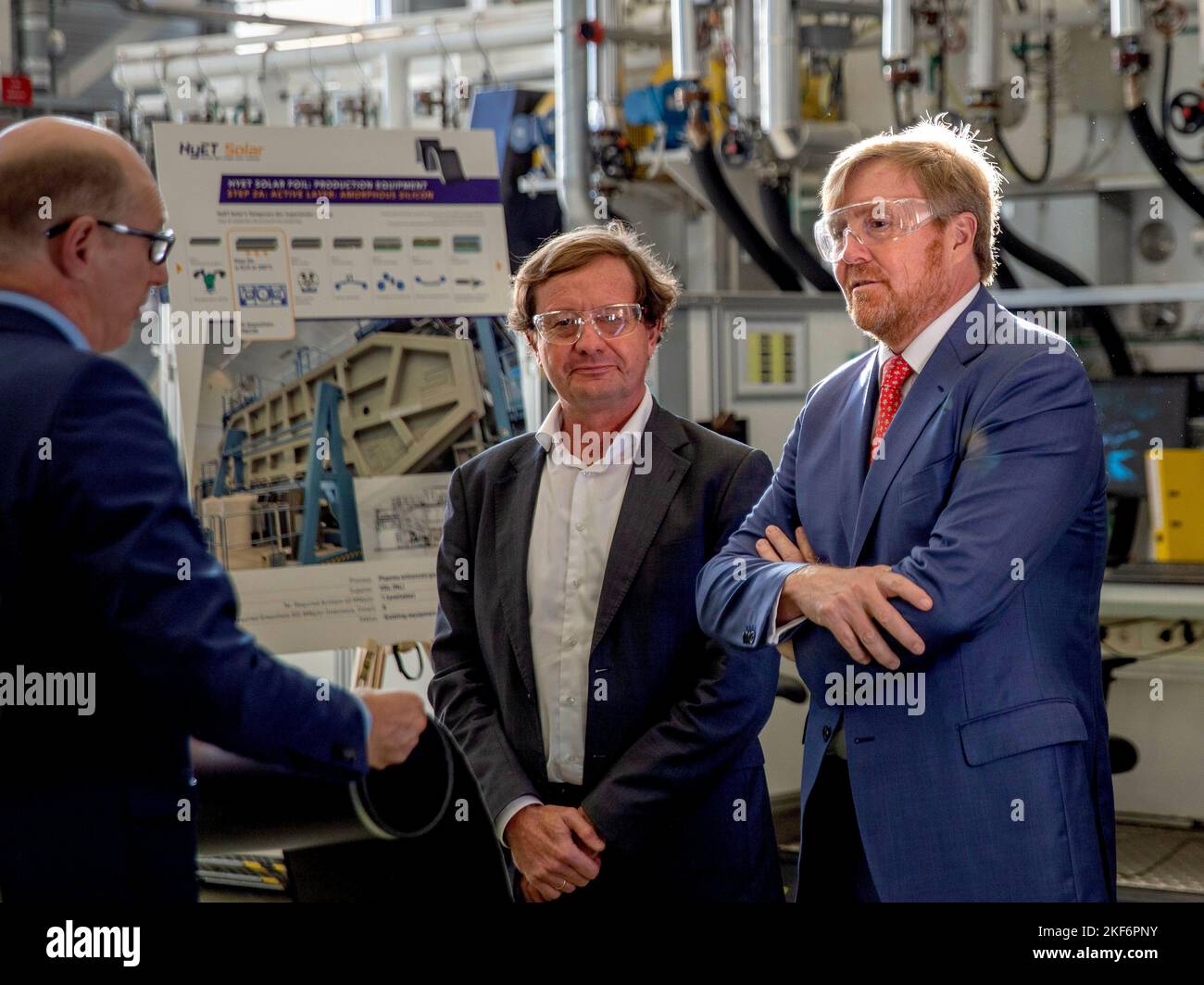 Nedstack, Niederlande, 16/11/2022, König Willem-Alexander aus den Niederlanden bei einem Besuch des Wasserstoff-Clusters im Kleefse Waard Industrial Park am 16. November 2022 in Nedstack in Arnhem erfährt er drei verschiedene Prozesse, die Nedstack bei der Realisierung von PEM-Brennstoffzellenlösungen durchläuft. Die Zellen, die Stacks und der Elektrolyseur-Teststandort werden berücksichtigt Foto: Albert Nieboer/Netherlands OUT/Point de Vue OUT Stockfoto