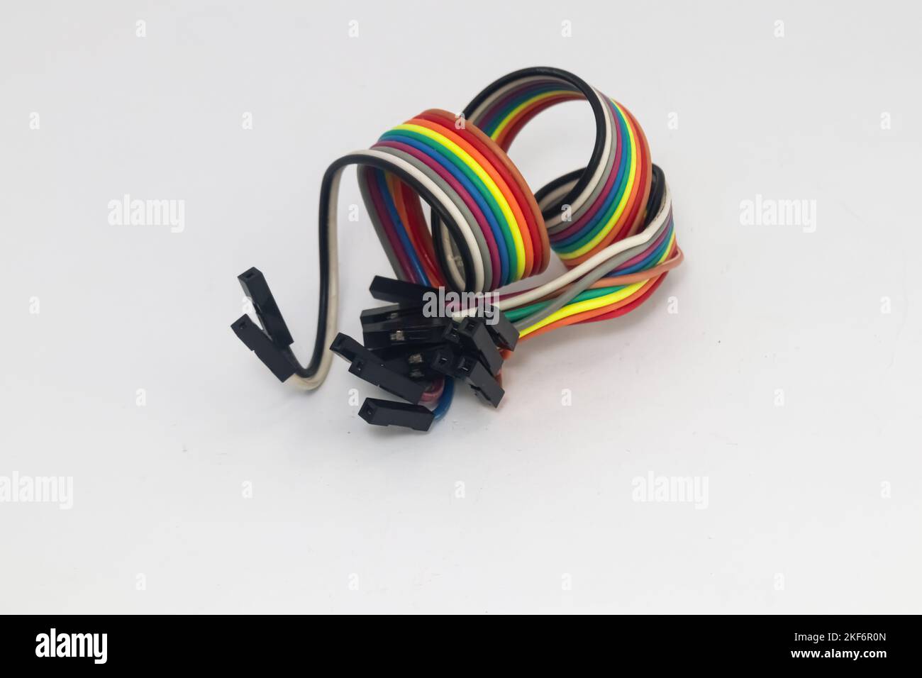 Spiralförmiges Regenbogenkabel mit Buchse-Buchse-Stecker. Dieses Kabel wird als Jumper für Heimwerkermaterialien verwendet. Stockfoto