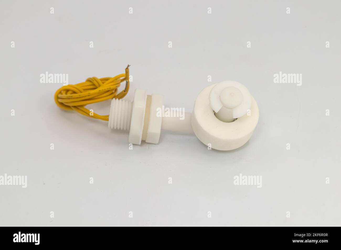 Wasser- oder Flüssigkeitsstandssensor mit Schwimmerschalter und gelbem Kabel. Dieser Sensor wird als Heimwerkermaterial für Elektronikbastler verwendet. Stockfoto