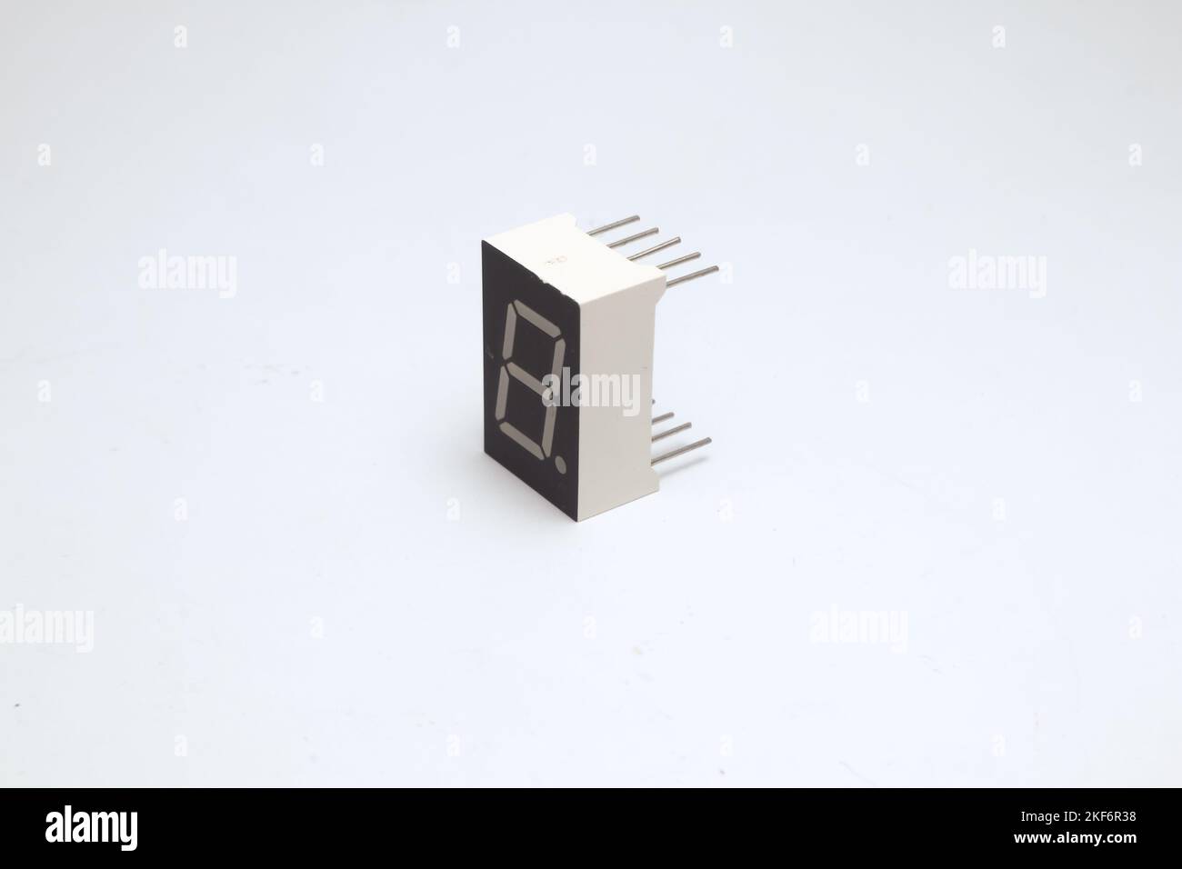 Ein 7-Segment-Modul auf weißem Hintergrund, das als Heimwerkermaterial für Elektronikbastler verwendet wird. Stockfoto