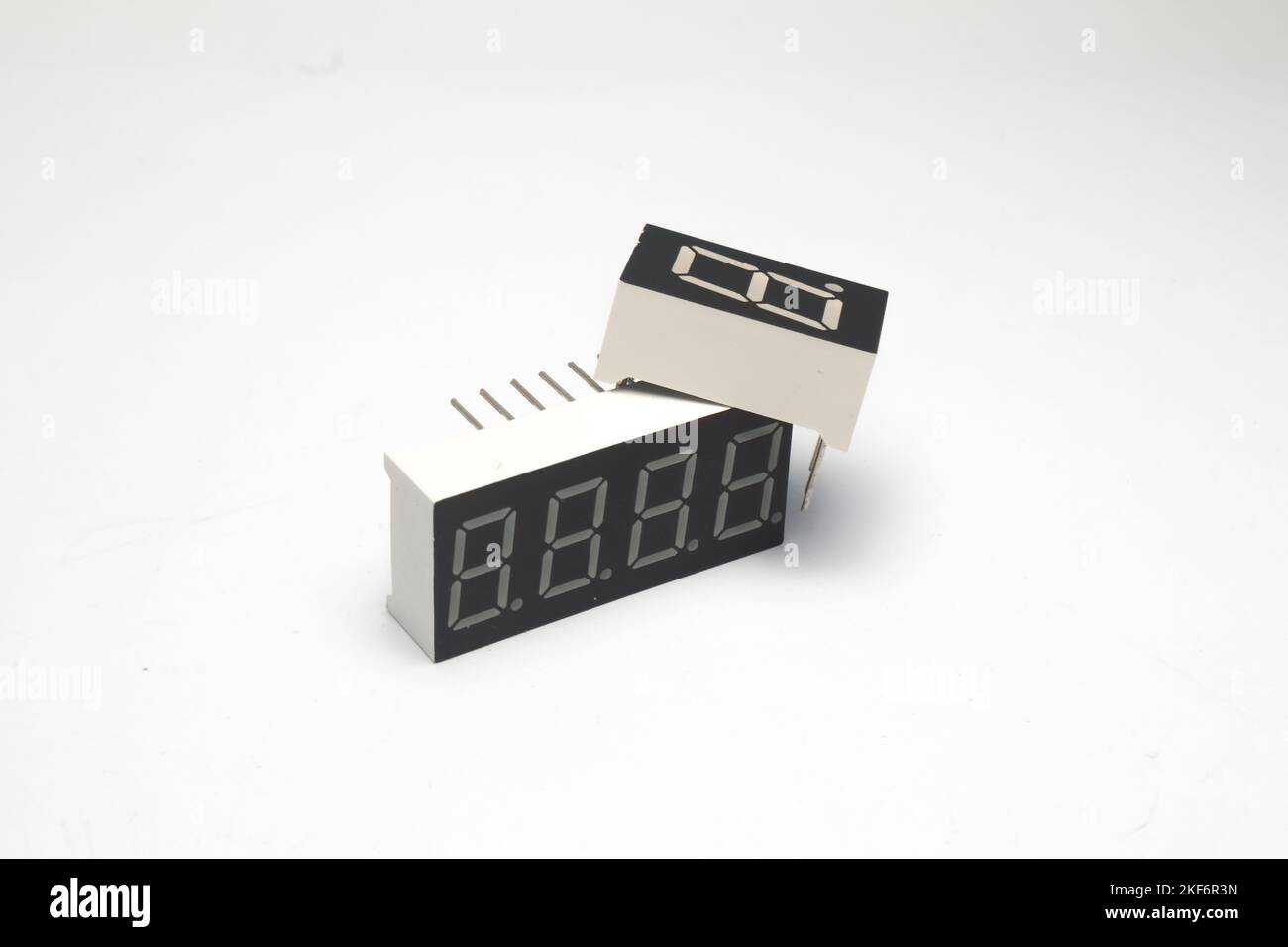 Zwei 7-Segment-Module auf weißem Hintergrund. Stockfoto