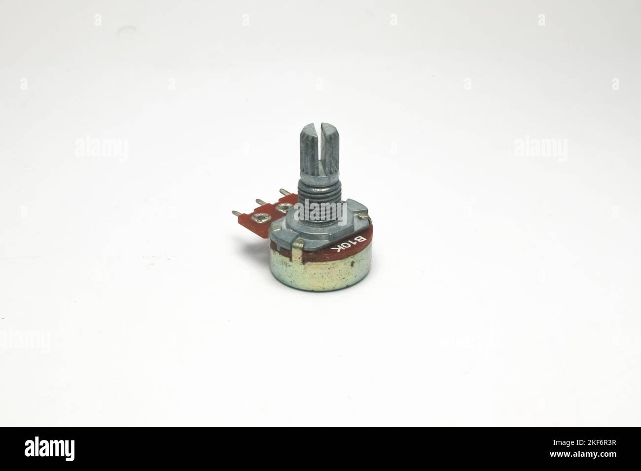 Ein variabler Widerstand oder Potentiometer mit Code B10K auf weißem Hintergrund. Stockfoto