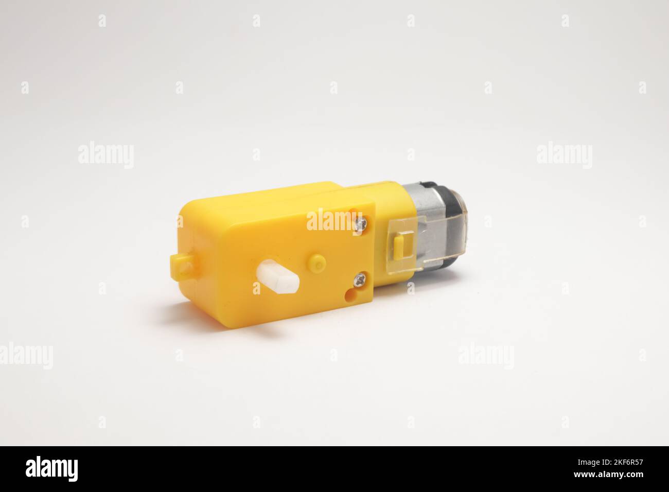 Eine gelbe Getriebemotor-Seitenansicht auf weißem Hintergrund. DIY-Materialien für den Elektronik-Bastler Stockfoto
