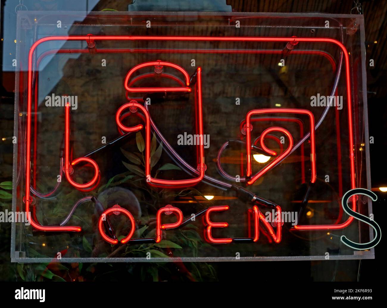 Thailändisches Restaurant mit offenem Schild in rotem Neon, Tah Tien, 10 North St, York , North Yorkshire, ENGLAND, GROSSBRITANNIEN, YO1 6JD Stockfoto