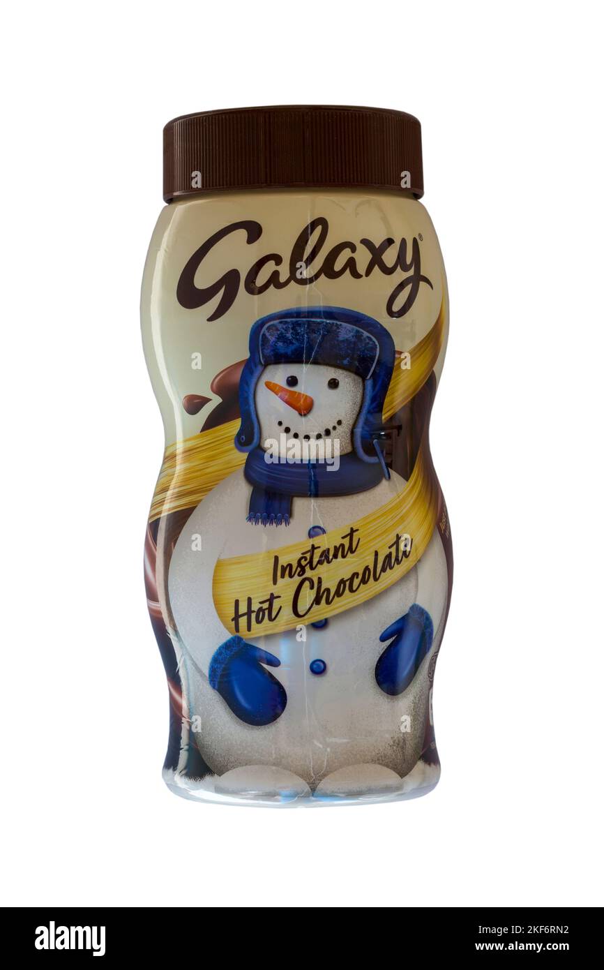 Glas von Galaxy Instant Hot Chocolate mit festlichen Schneemann Verpackung isoliert auf weißem Hintergrund Stockfoto