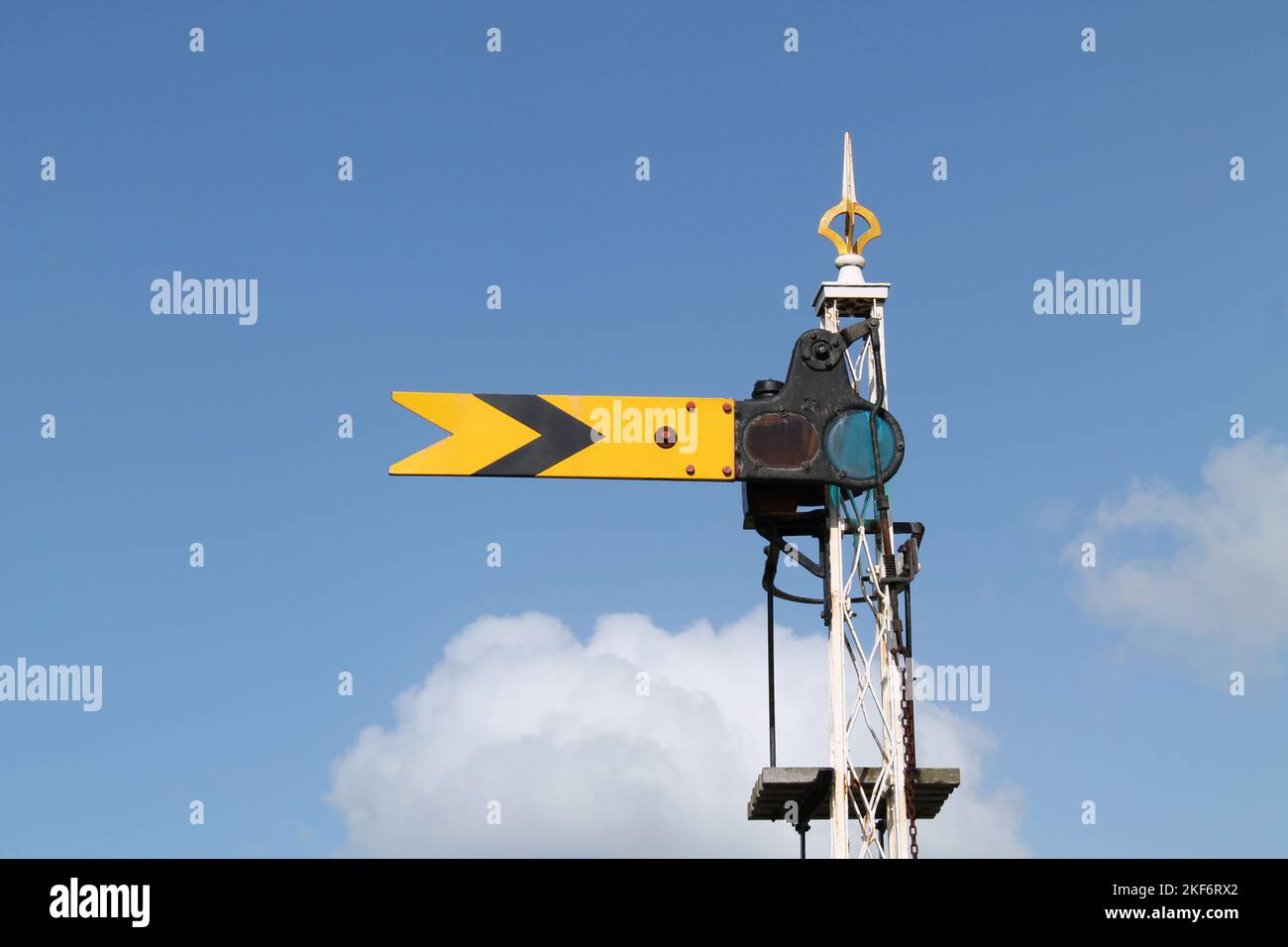 Ein Vintage Mechanical Yellow Railway Train Signal. Stockfoto