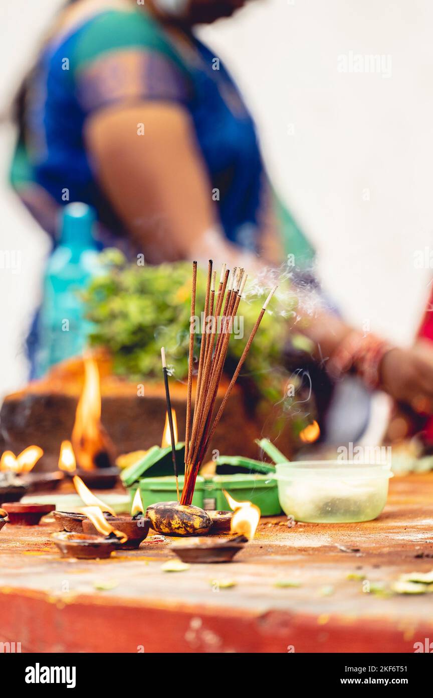 Die Hindu-Anbeter räuchern und opfern einem hinduistischen gott Opfer Stockfoto