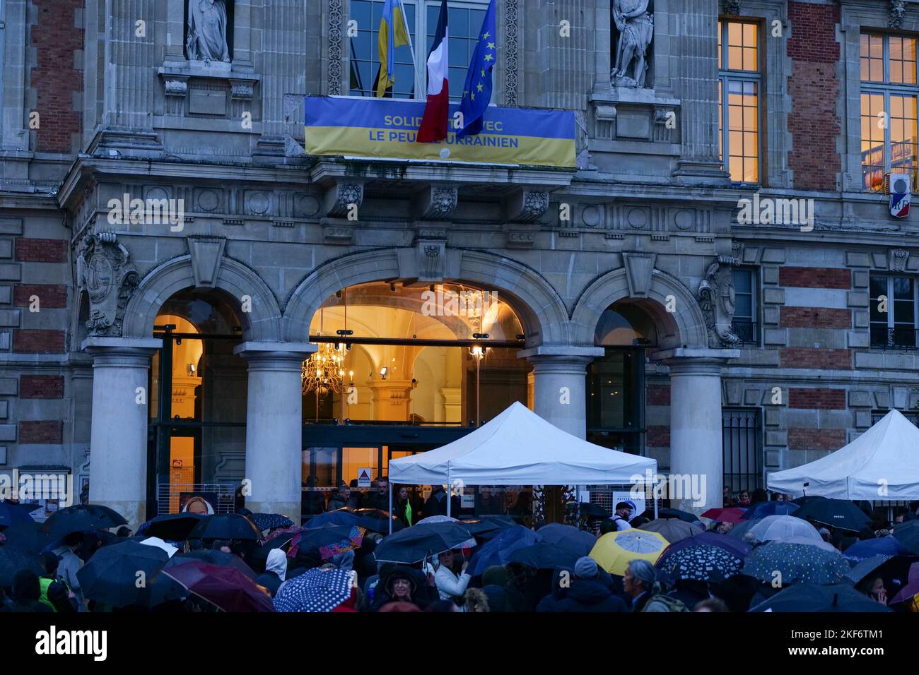 Paris, Frankreich, 16/11/2022. Weißer Marsch als Hommage an Lola, ein 12 Jahre altes französisches Mädchen, das vor einem Monat von einem algerischen Geheimmusel in Paris getötet wurde. Tribute organisiert mit Lolas Eltern und Familie. Pierre Galan/Alamy Live News Stockfoto