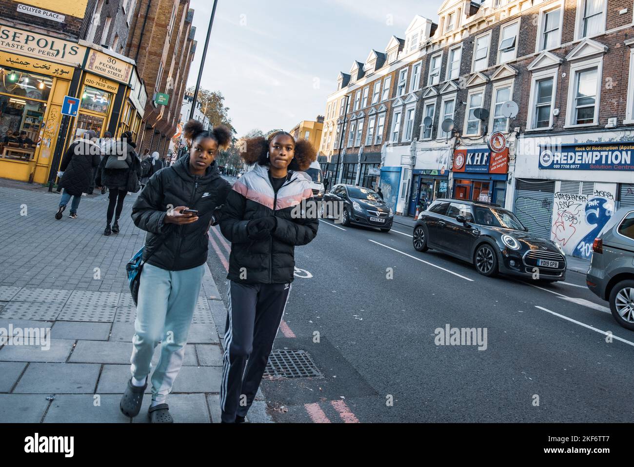 Zwei junge Frauen in Peckham, einem Bezirk im Südosten von London, England, Großbritannien Stockfoto
