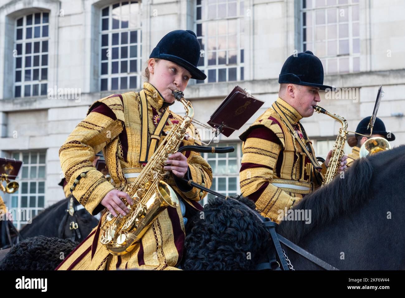 Die Band der Household Cavalry bei der Lord Mayor's Show Parade in der City of London, Großbritannien. Saxophonistin auf dem Pferderücken Stockfoto