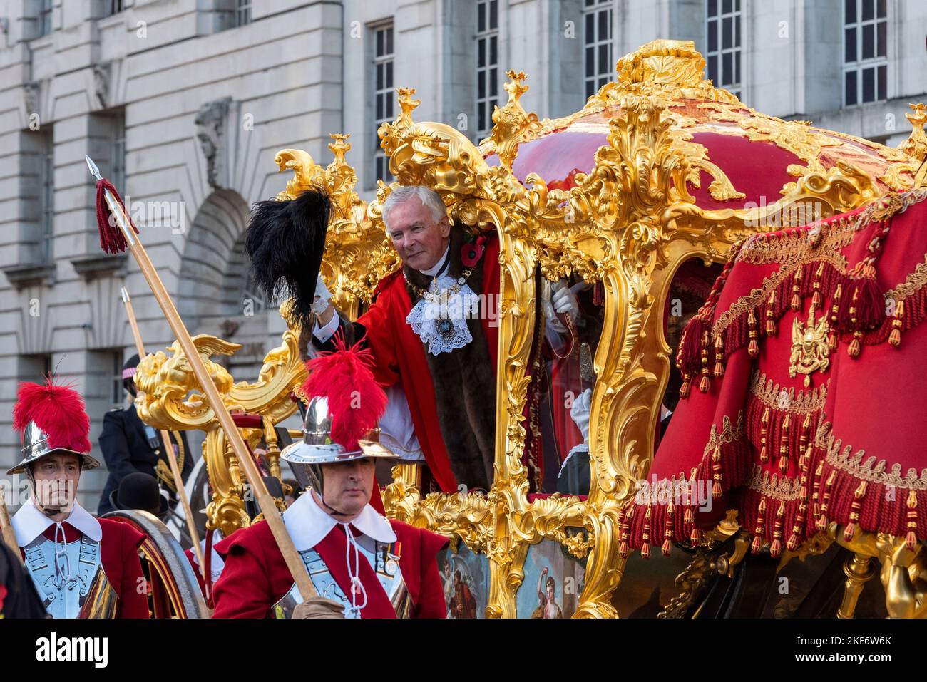 Der neue Bürgermeister von London, Nicholons, im Gold State Coach bei der Lord Mayor's Show Parade in der City of London, Großbritannien Stockfoto