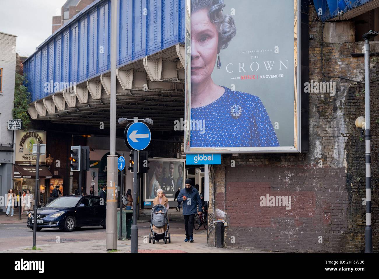 Eine Werbetafel, auf der die Serie 5 von Netflix's „The Crown“ beworben wird, die jetzt auf Abruf erscheint, zeigt die Schauspielerin Imelda Staunton, die am 16.. November 2022 in London, England, Queen Elizabeth II spielt. Stockfoto