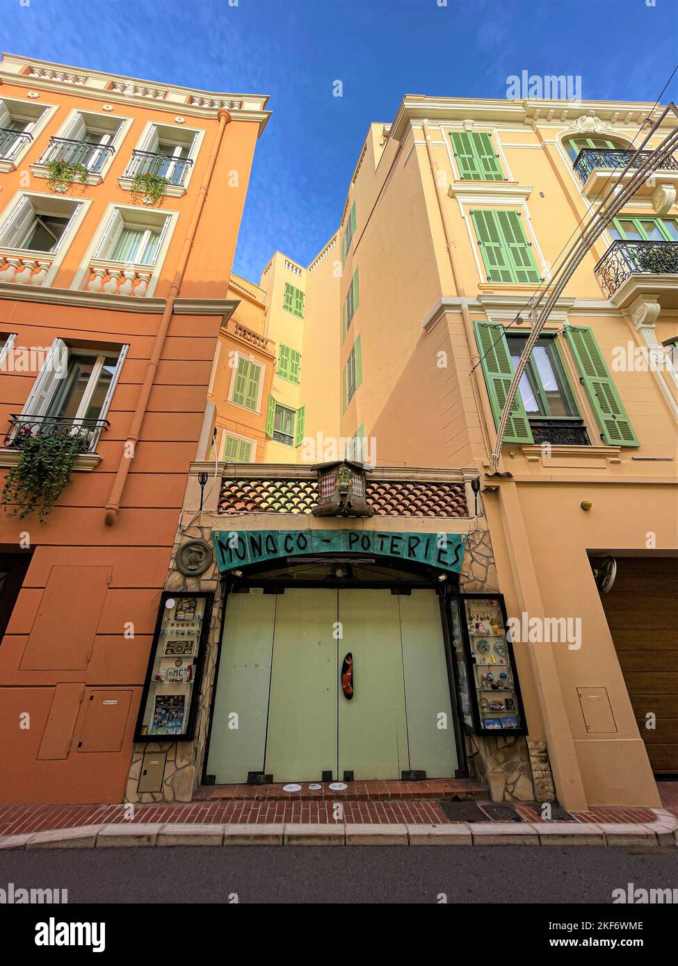 Altstadt in Monaco, Monaco Stadt. Außenansicht auf buntes Gebäude. Stockfoto