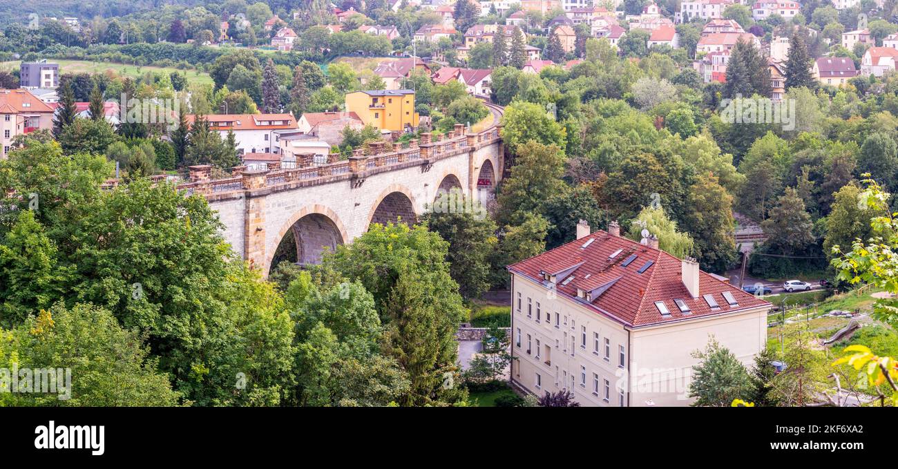 Eisenbahnbrücke, nordwestlicher Viadukt im Prokop-Tal in Prag, Tschechische republik Stockfoto