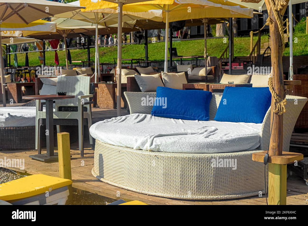 Blick auf schicke VIP-Chauffeure in Form eines Bettes mit blauen Kissen in einem Café am Meer. Kemer, Türkei Stockfoto