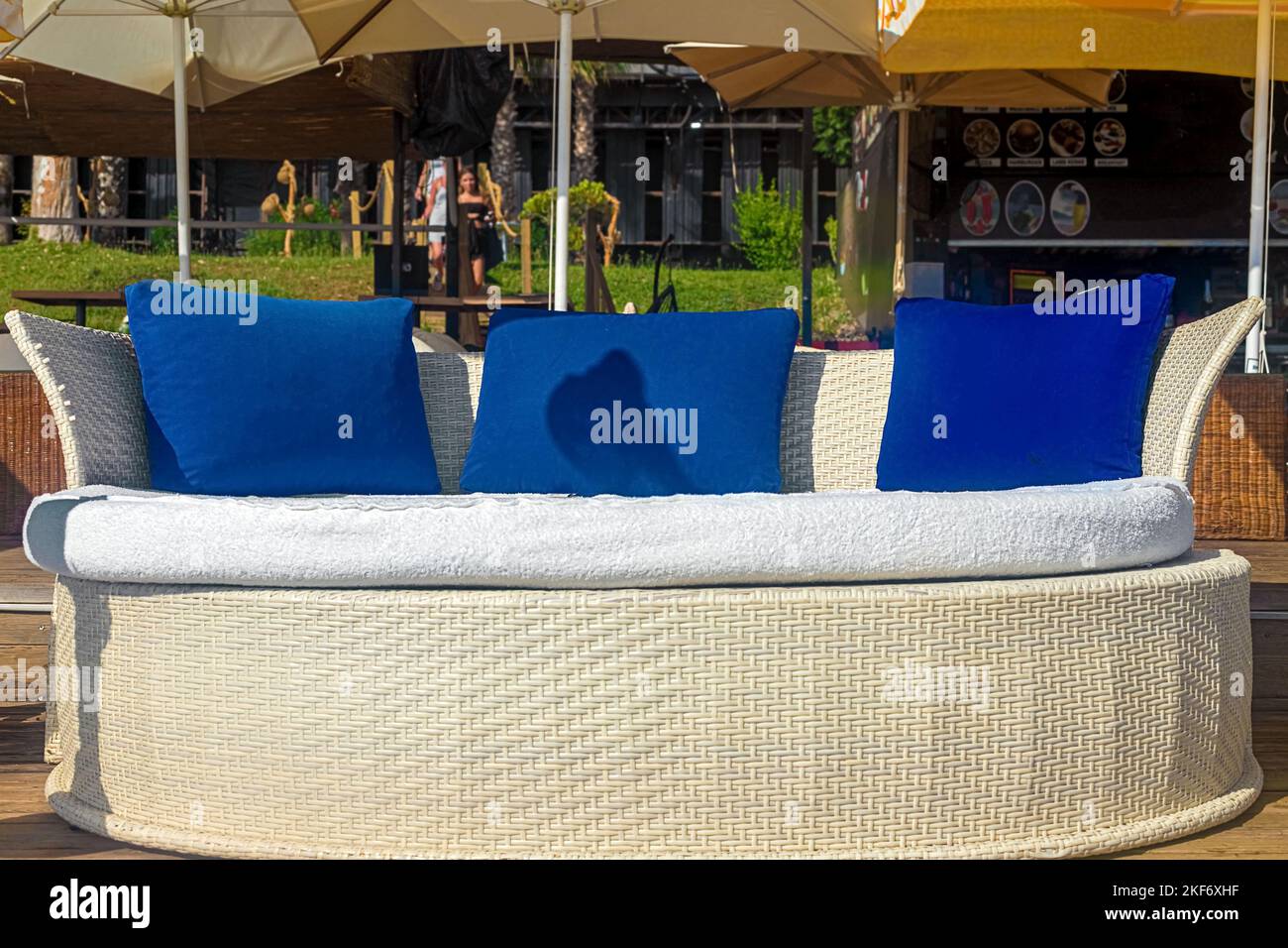Blick auf schicke VIP-Chauffeure in Form eines Bettes mit blauen Kissen in einem Café am Meer. Kemer, Türkei Stockfoto