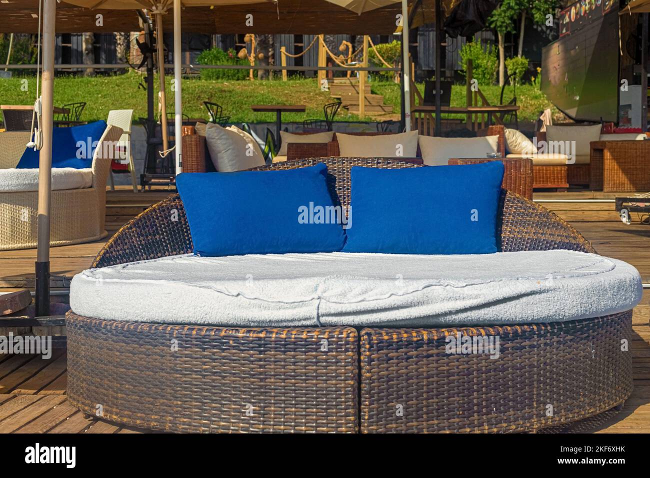 Blick auf schicke VIP-Chauffeure in Form eines Bettes mit blauen Kissen in einem Café am Meer. Kemer, Türkei Stockfoto