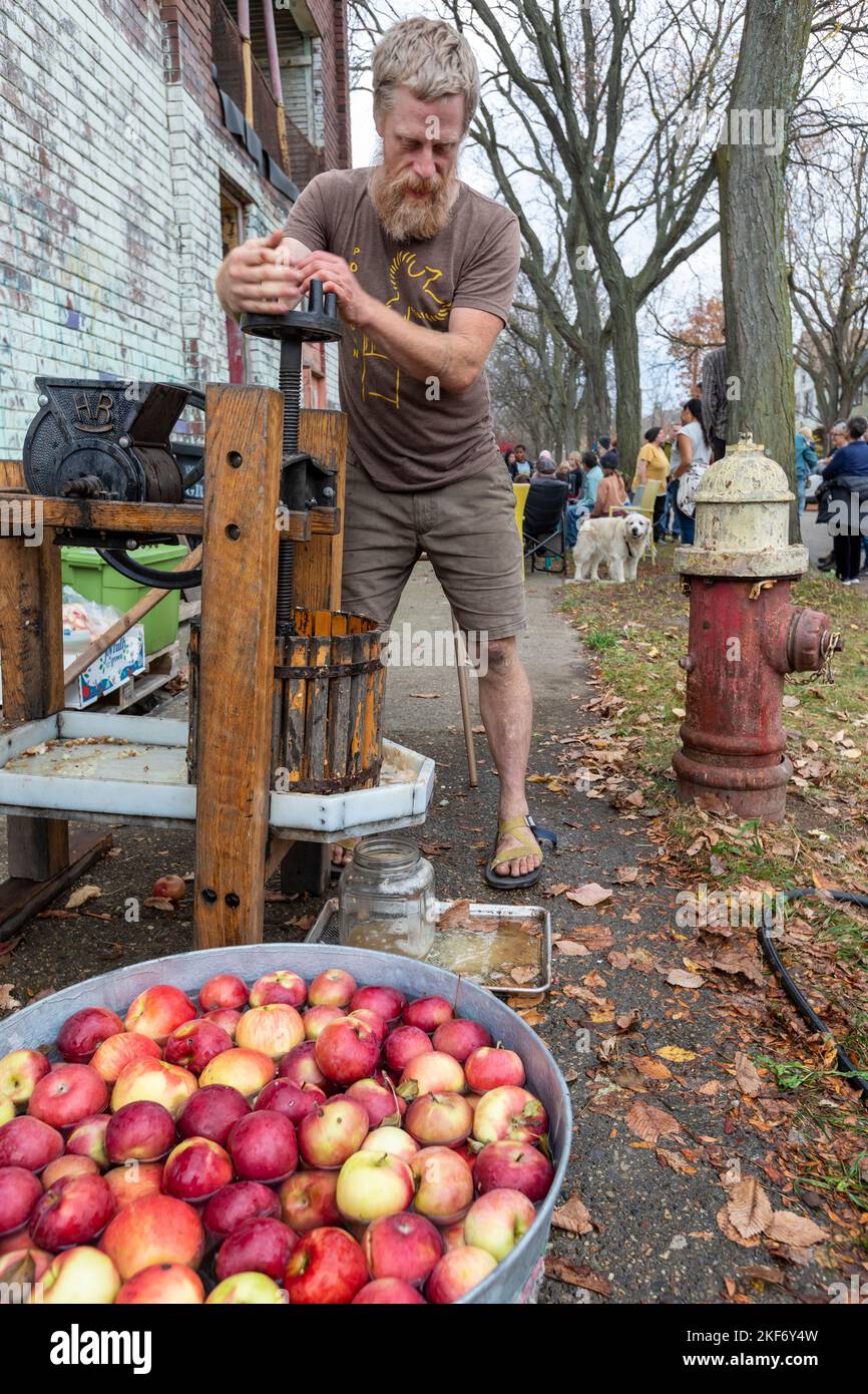 Detroit, Michigan - Jack VanDyke macht Apfelwein mit einer Apfelpresse auf einem Herbstfestival auf der nahen Ostseite von Detroit. Stockfoto