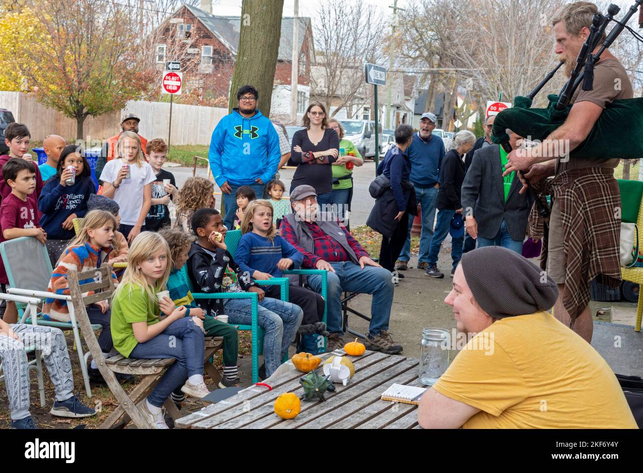 Detroit, Michigan - Jack VanDyke spielt Dudelsäcke während einer Talentshow auf einem Herbstfestival auf der Nahost-Seite von Detroit. Stockfoto