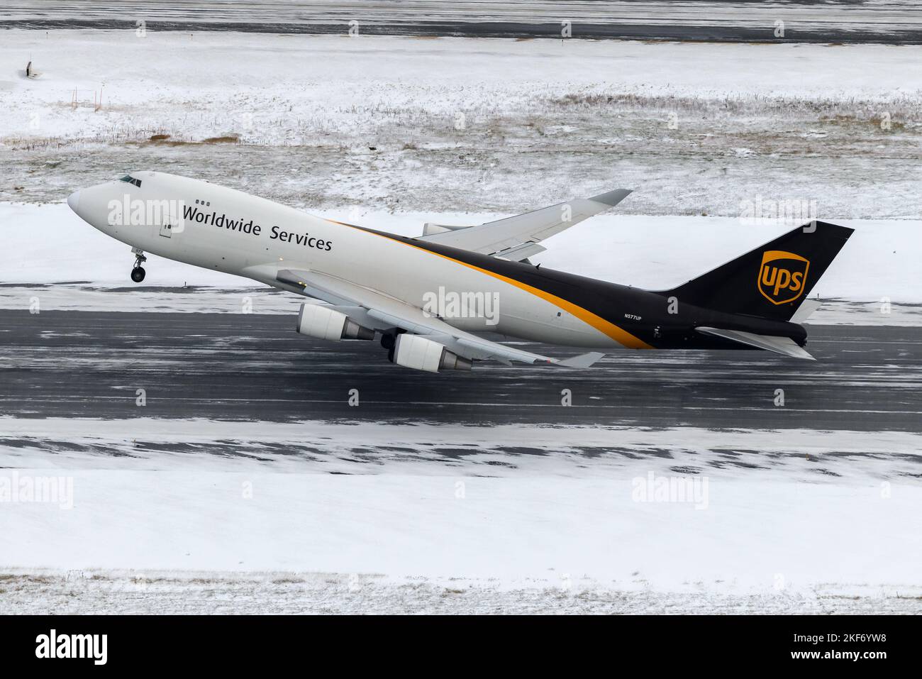 UPS Cargo Boeing 747-400F-Flugzeuge starten nach einem schweren Schneefall vom Flughafen Anchorage aus. Flugzeug von UPS Cargo 747 Frachter Abfahrt mit Schnee. Stockfoto