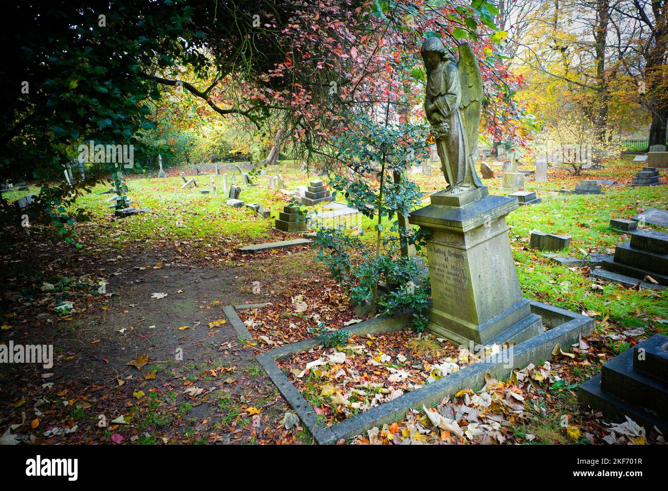 Kippbarer monumentaler Engel auf dem Friedhof von Scarborough auf der Manor Road, wo der rat alle unsicheren Grabsteine entfernt oder gestürzt hat Stockfoto