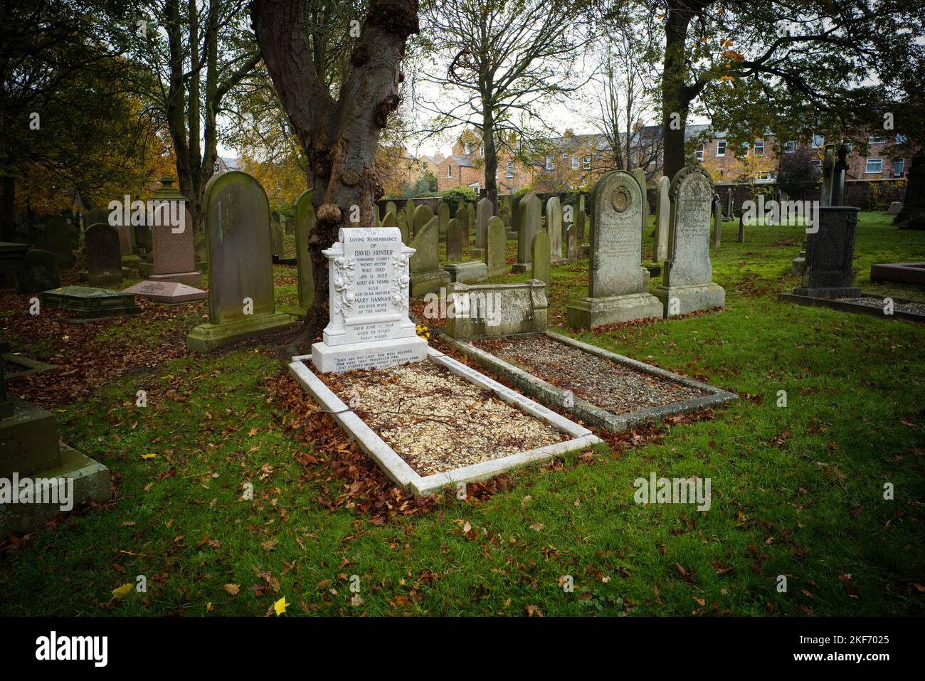 Grabstein auf dem Friedhof von Manor Road in Scarborough von David Hunter, dem Wicket-Wächter des Yorkshire County, der 1927 im Alter von 66 Jahren starb Stockfoto