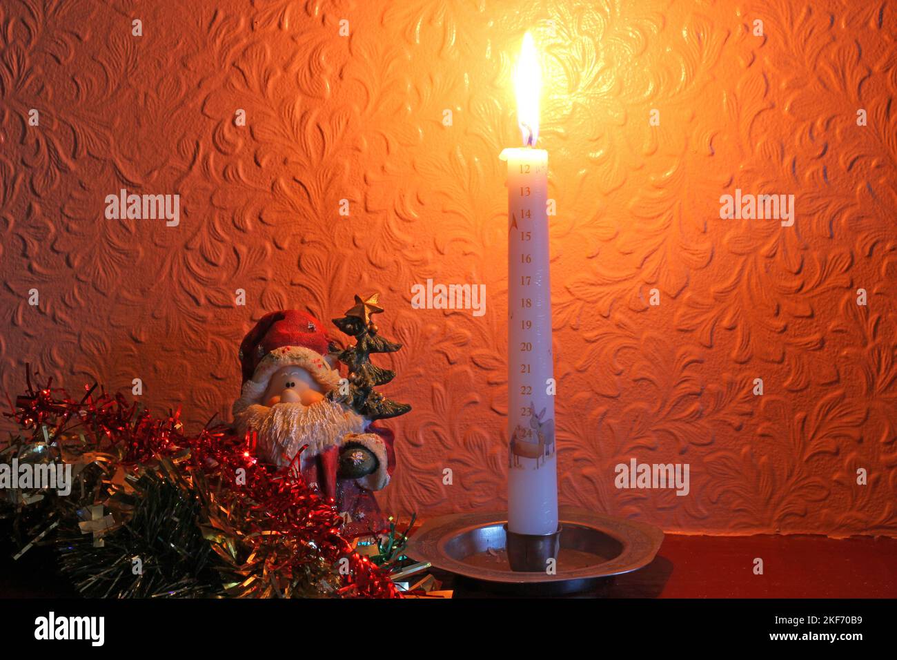 Adventskerze brennt ab und zählt Tage bis Weihnachten. Stockfoto