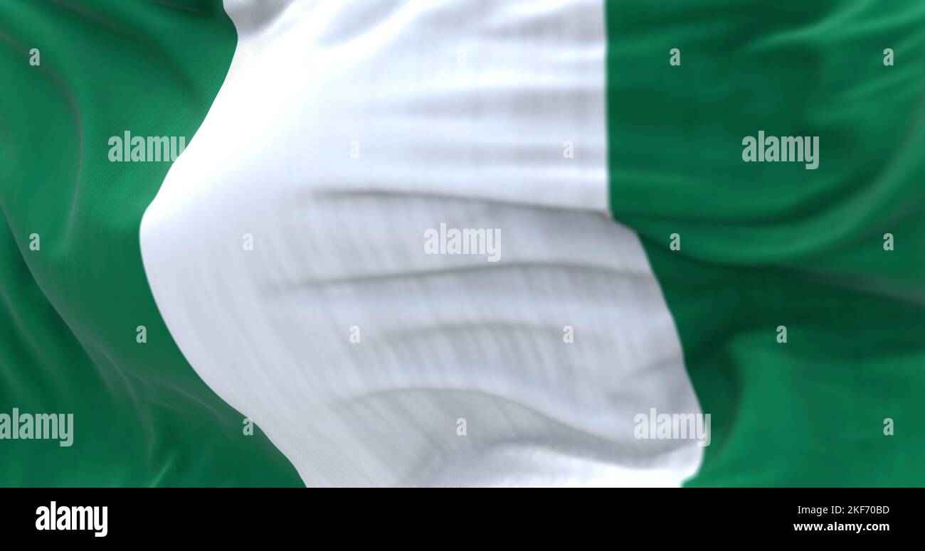 Nahaufnahme der schwenkenden Nationalflagge von Nigeria. Die Bundesrepublik Nigeria ist ein Land in Westafrika. Texturierter Hintergrund aus Stoff. Selektiv Stockfoto