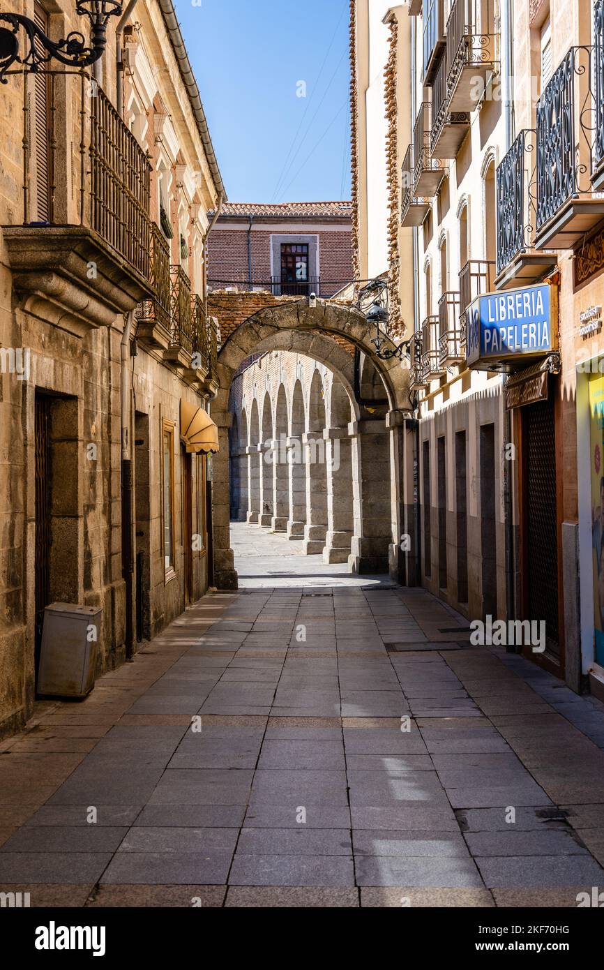 Avila, Spanien - 11. September 2022: Arkade der Plaza de Mercado Chico in der Altstadt Stockfoto